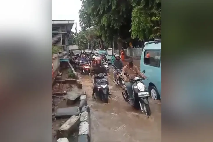 Kali Baru Meluap, Jalan...