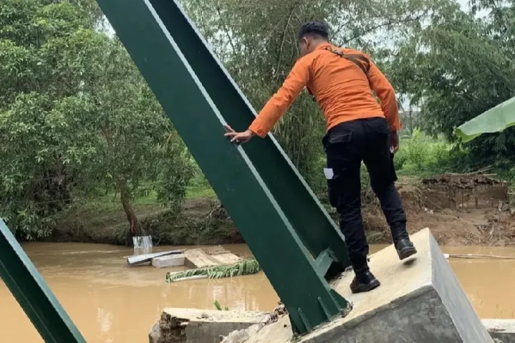 Diterjang Banjir, Jembatan...