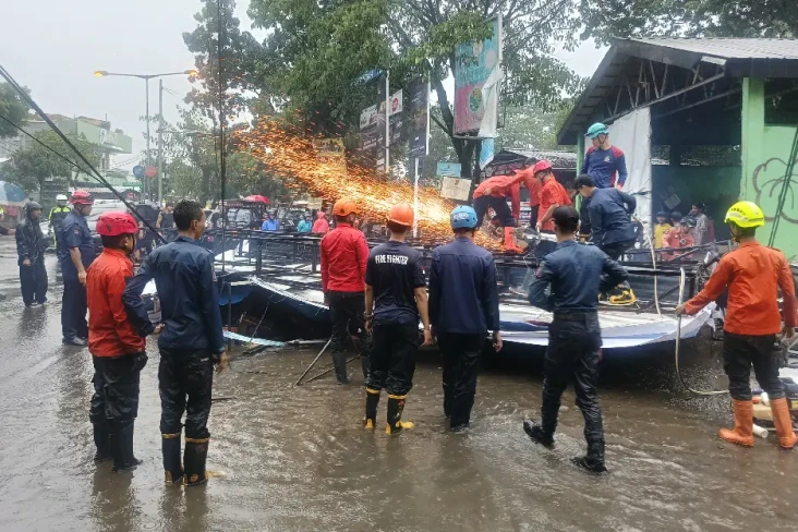 Hujan Angin, Papan Reklame...