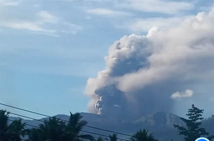 Gunung Dukono Erupsi,...