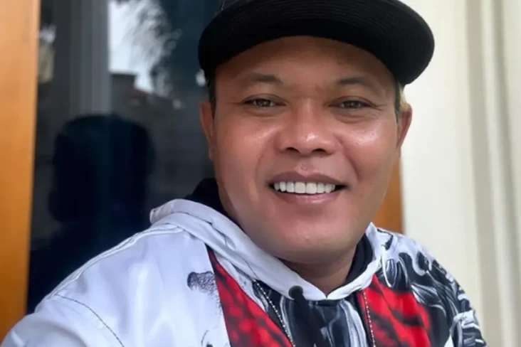 Dijuluki Artis Gimik,...