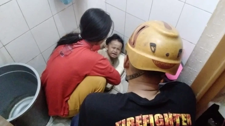 Ambil Kerupuk Terjatuh...