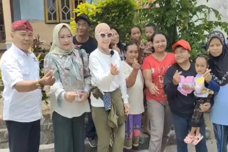 Terima Bantuan Air Bersih,...