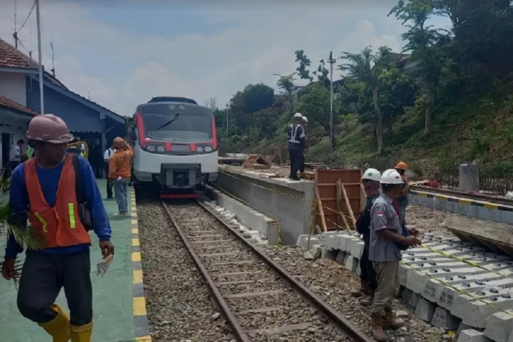Proyek Peningkatan Jalur...