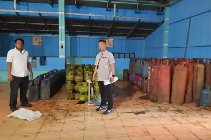 Polisi Bongkar Gudang...