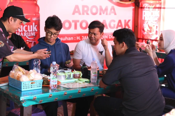 Momen Alam Ganjar Menyantap...