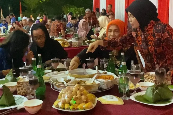 Siti Atikoh Menikmati...
