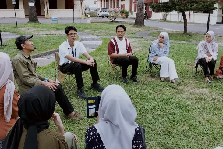Interaksi dengan Komunitas...