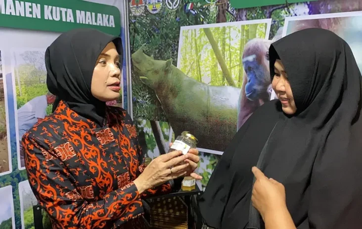 Siti Atikoh Kunjungi...