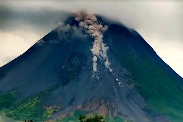 Gunung Merapi Muntahkan...
