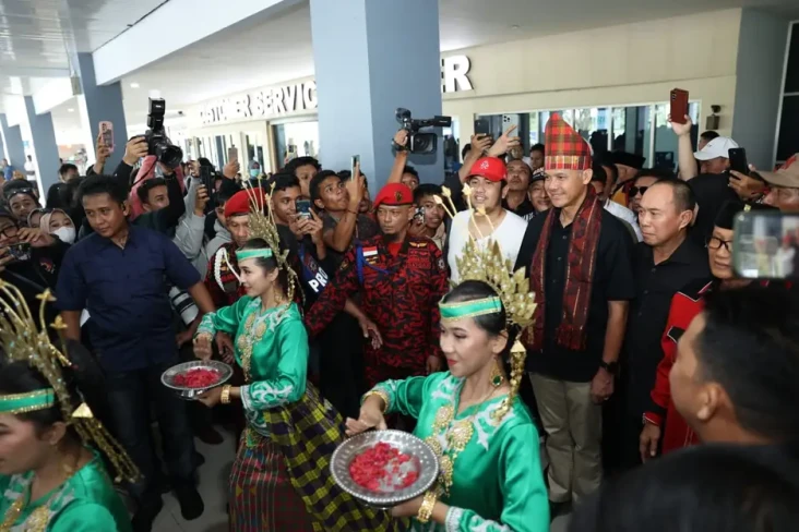 Sambut Ganjar di Bandara...