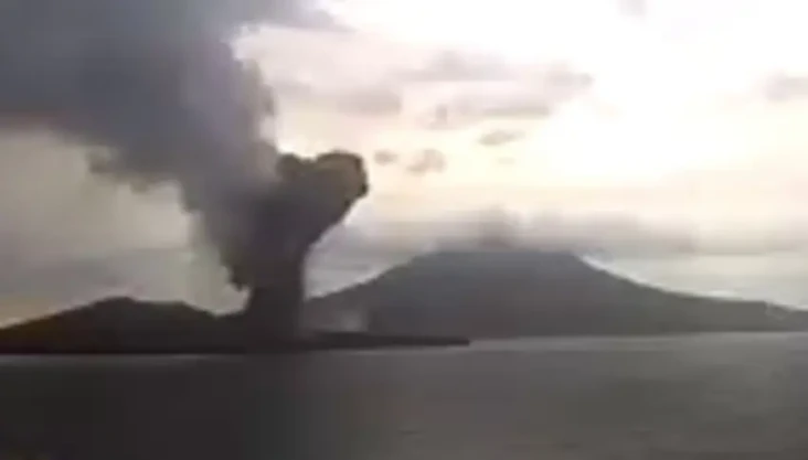 Gunung Anak Krakatau...