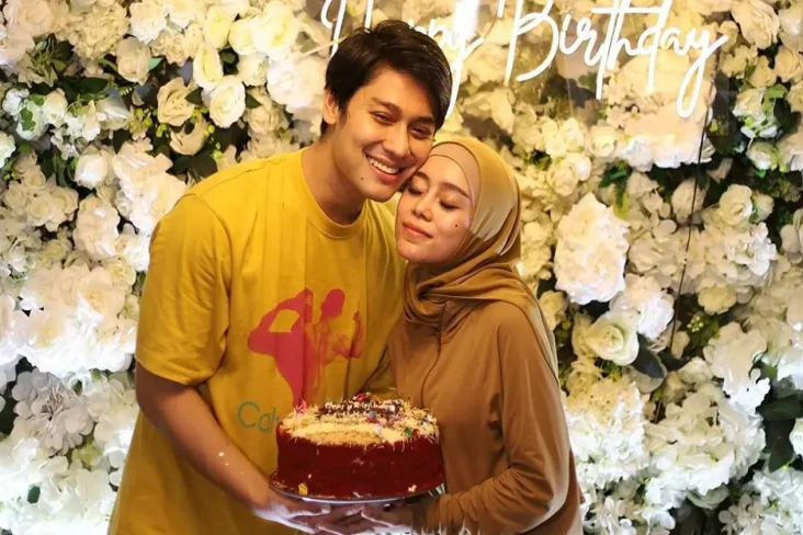 Lesti Kejora Serahkan...