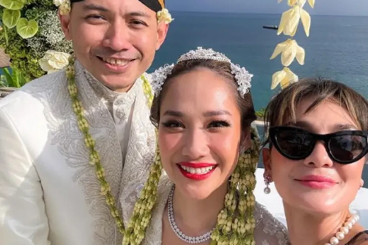 Luna Maya Dapat Buket...