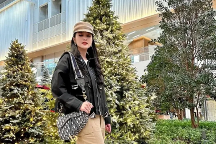 Sandra Dewi Beli Pohon...
