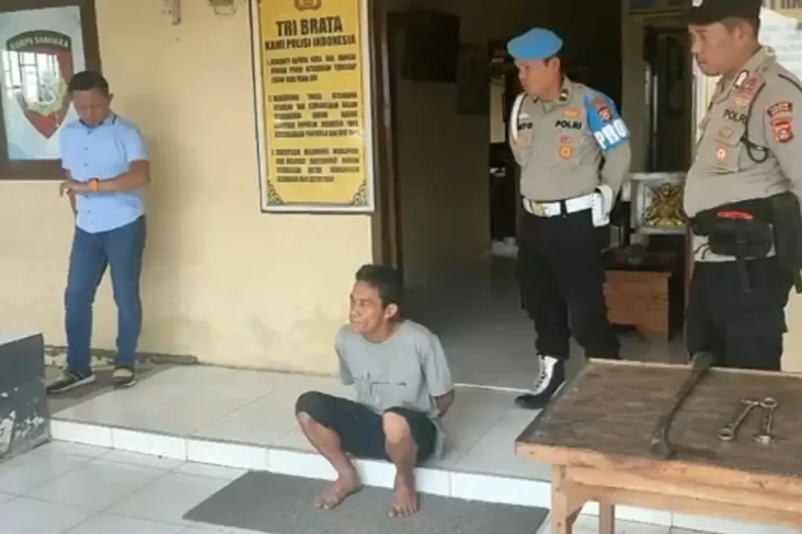 Curi Tiang Listrik untuk...