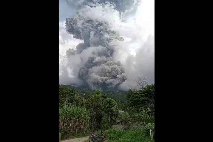 Mencekam! Gunung Marapi...