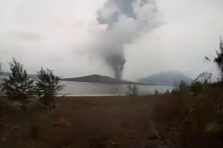 Gunung Anak Krakatau...