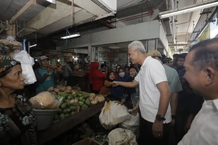 Kunjungi Pasar Baru...