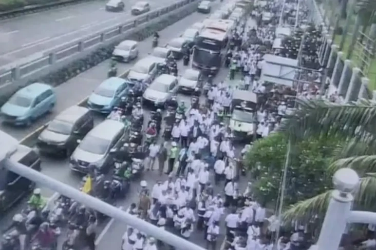 Ada Demo Apdesi di DPR,...