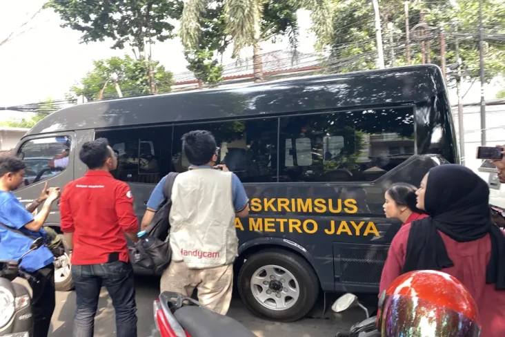 Apartemen Firli Bahuri...