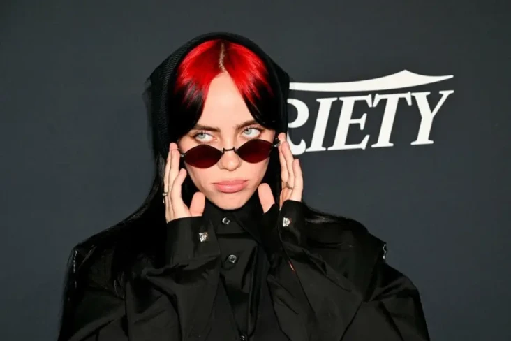 Billie Eilish Blak-blakan...