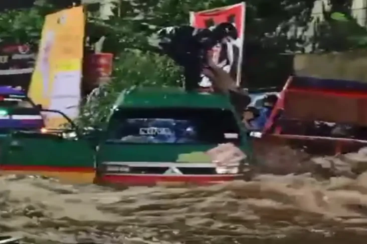 Menegangkan! Angkot...
