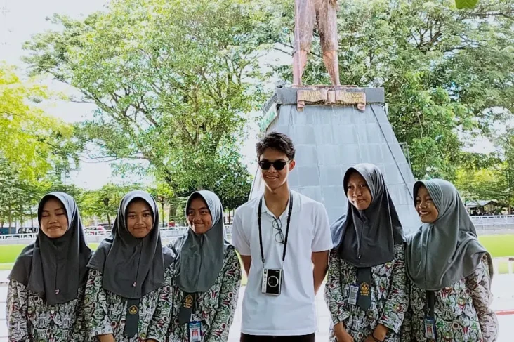 Kunjungi Patung Arung...