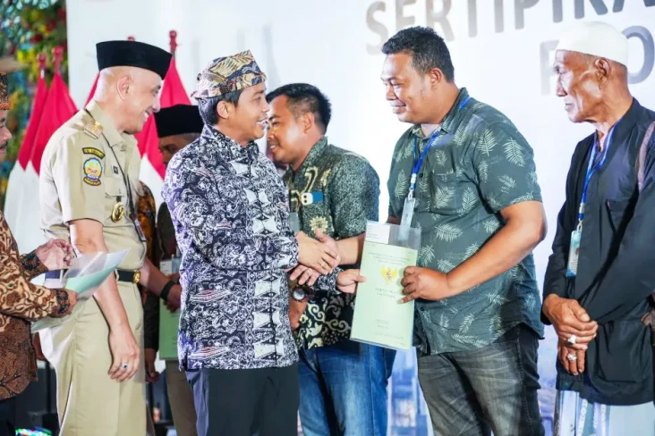 Bagikan Ratusan Sertifikat...