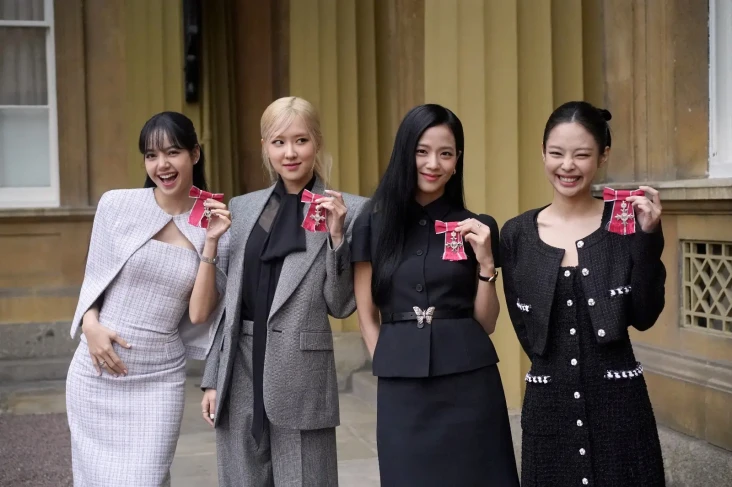 Blackpink Resmi Perpanjang...