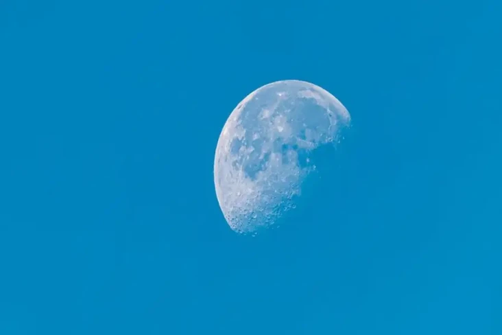 Mengapa Bulan Terlihat...