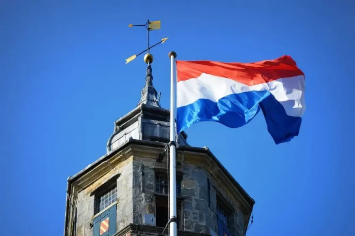 Belanda Kembalikan 6...