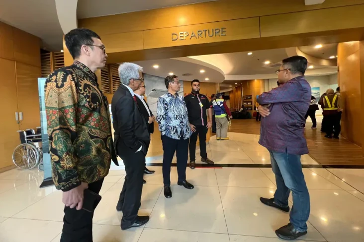 Terbang ke Malaysia,...
