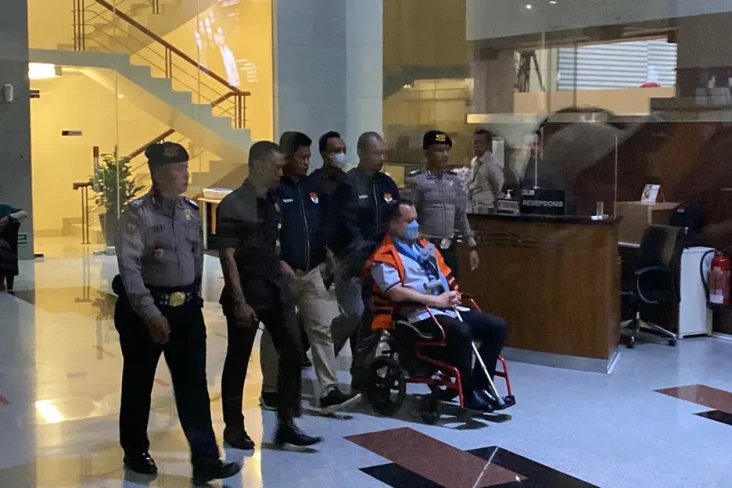 KPK Tahan Helmut Hermawan...
