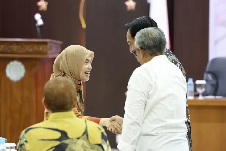 Siti Atikoh Pidato Pakai...
