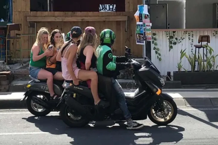 Viral! Bule Naik Ojek...