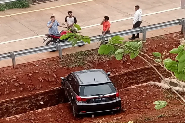 Tabrak Tembok Pembatas,...