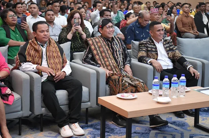 Merekatkan Indonesia...