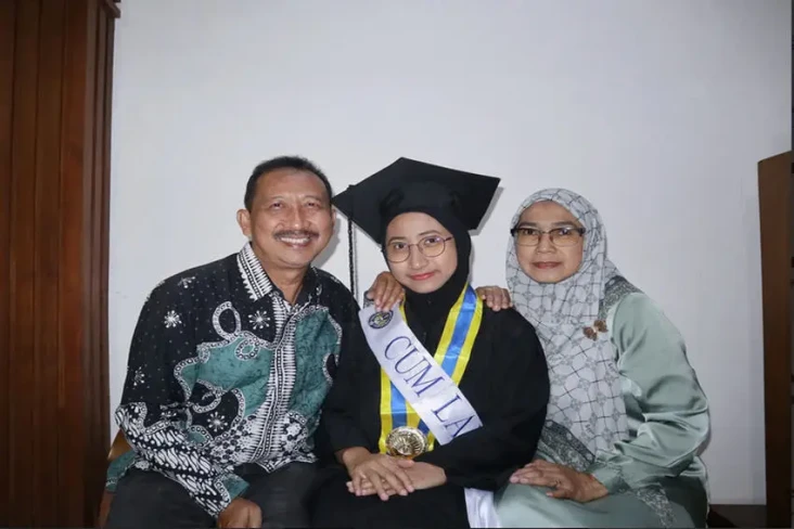Cerita Bella, Wisudawan...