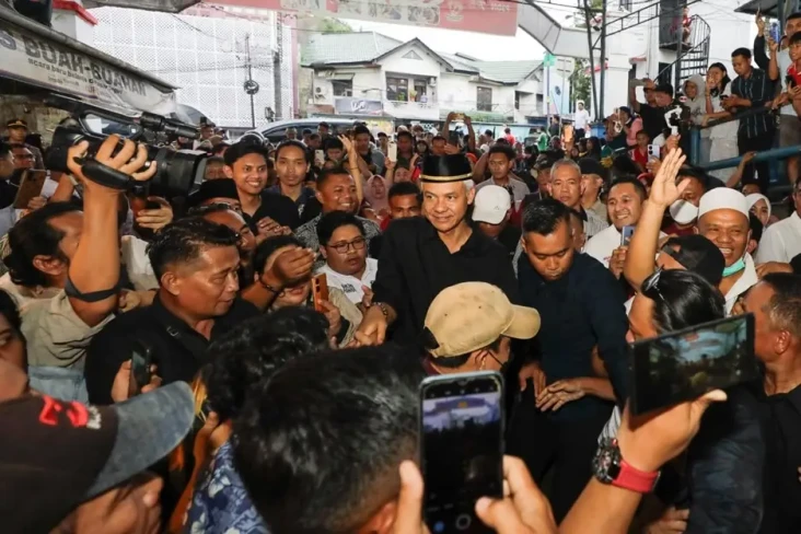 Pedagang Pasar Gantungkan...