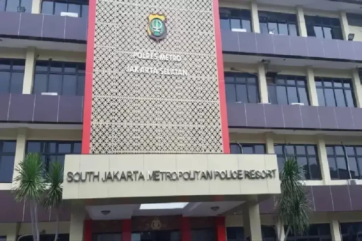 Perempuan Pemilik Akun...