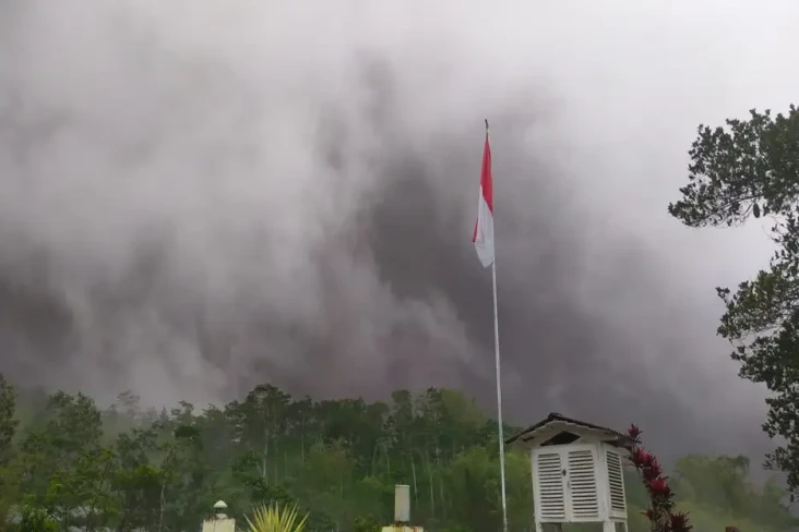 Awan Panas 8 Kali Meluncur...