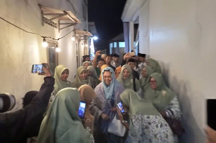 Yenny Wahid Disambut...