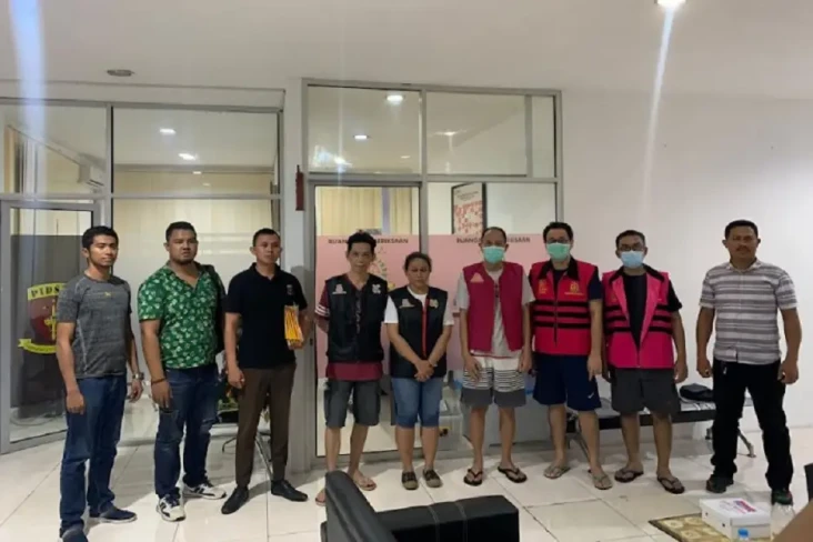 Kejari Manado Serahkan...