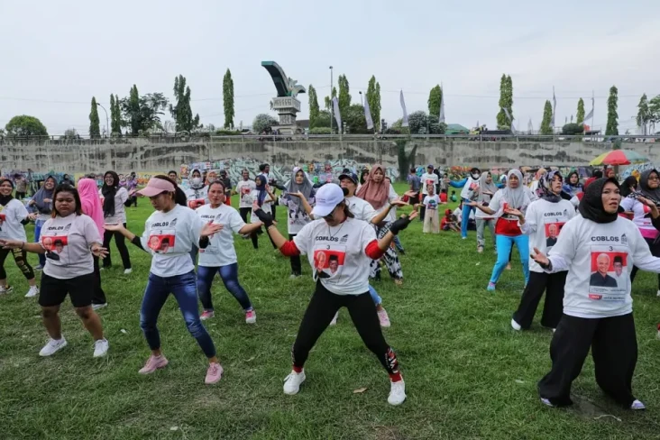 Ratusan Warga Tuban...