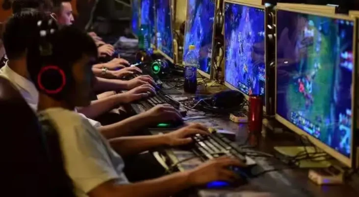 Bermain Game saat Jam...
