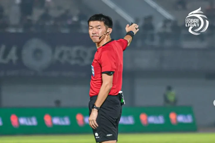 2 Wasit Jepang Pimpin...