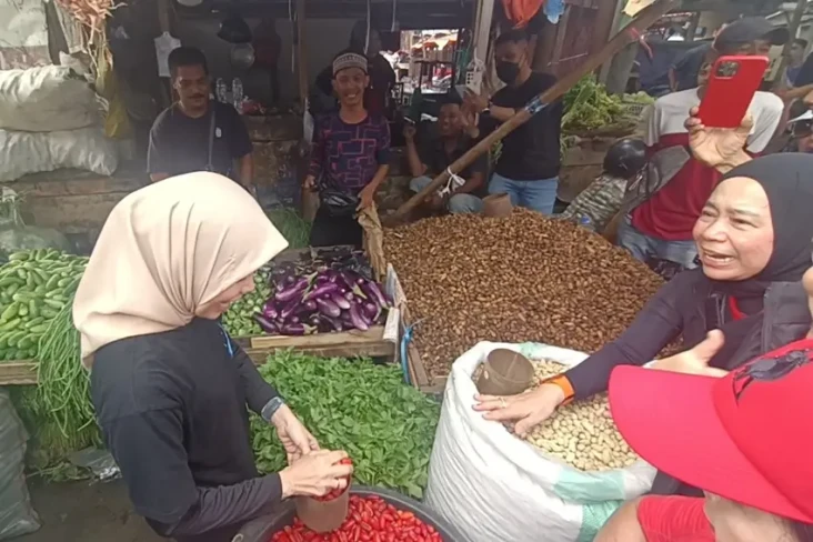Siti Atikoh Dengarkan...