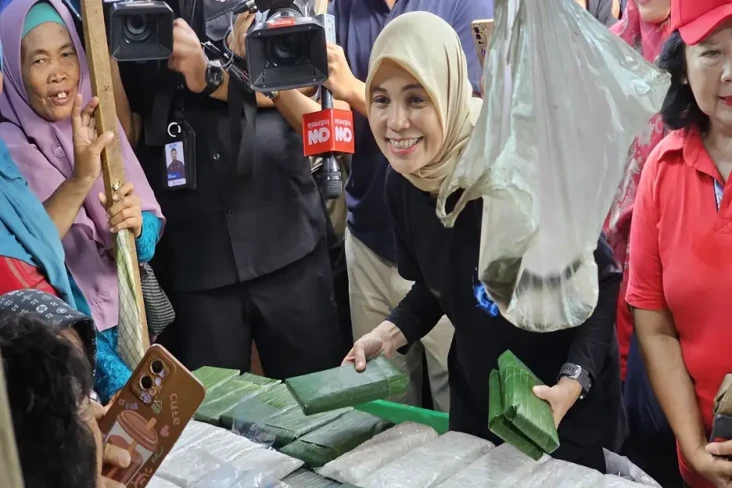 Blusukan ke Pasar, Siti...