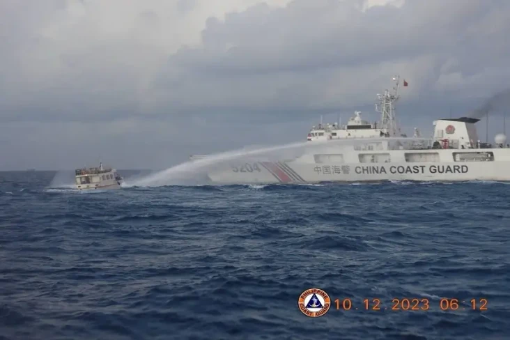 Kapal China Tabrak Kapal...